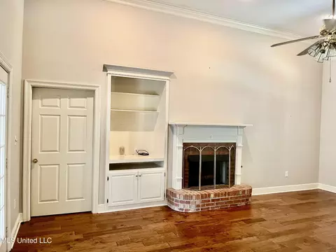 Living - 3057 Windwood Cir, Flowood, MS 39232 photo 2 of 4