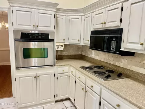 Kitchen - 3057 Windwood Cir, Flowood, MS 39232 photo 1 of 3