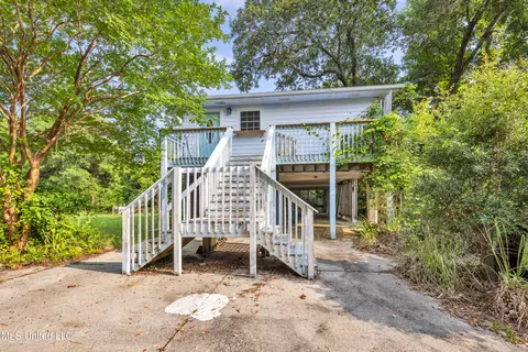 178 Fort Henry Ave, Pass Christian, MS 39571