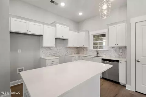 Kitchen - 597 Sunflower St, Nesbit, MS 38651 photo 2 of 2