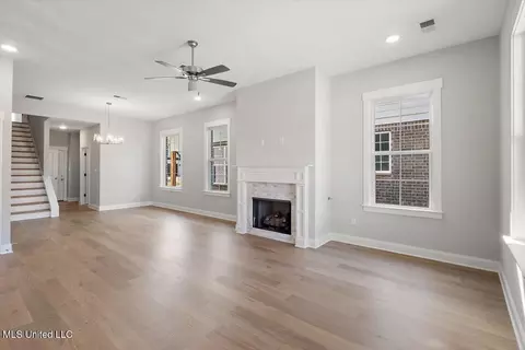 Living - 597 Sunflower St, Nesbit, MS 38651 photo 1 of 4
