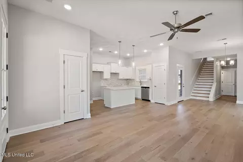 Living - 597 Sunflower St, Nesbit, MS 38651 photo 2 of 4