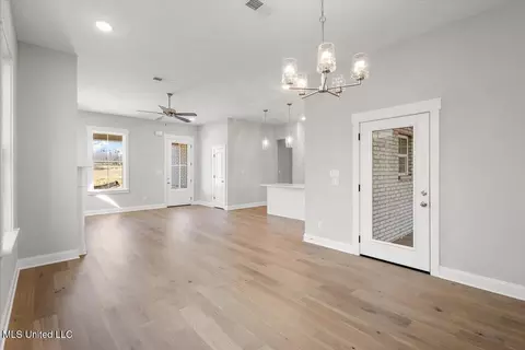 Living - 597 Sunflower St, Nesbit, MS 38651 photo 3 of 4