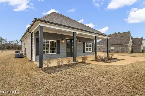 Exterior - 660 Wells Dr, Hernando, MS 38632 photo 4 of 7