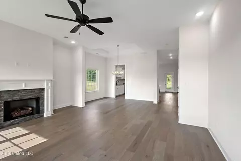 Living - 660 Wells Dr, Hernando, MS 38632 photo 1 of 3