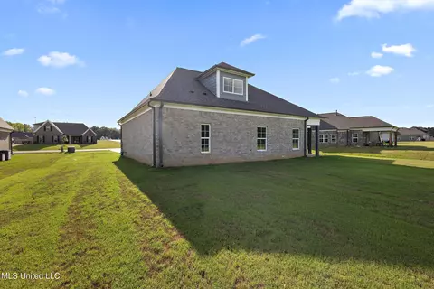 Exterior - 660 Wells Dr, Hernando, MS 38632 photo 6 of 7