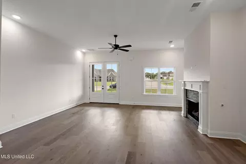 Living - 660 Wells Dr, Hernando, MS 38632 photo 2 of 3