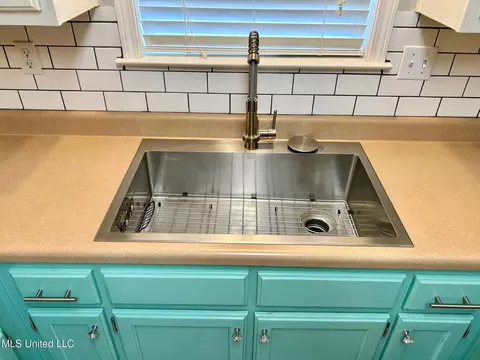 Kitchen - 177 Fawn Ln, Hernando, MS 38632 photo 2 of 3