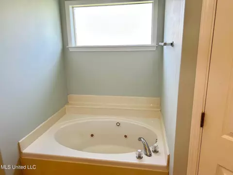 Bath - 177 Fawn Ln, Hernando, MS 38632 photo 3 of 4