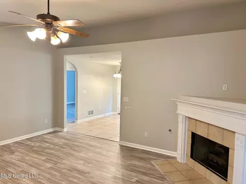 Living - 177 Fawn Ln, Hernando, MS 38632 photo 2 of 2