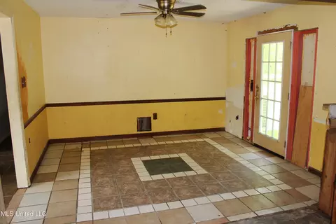 Living - 205 Shalimar Dr, Long Beach, MS 39560 photo 2 of 2