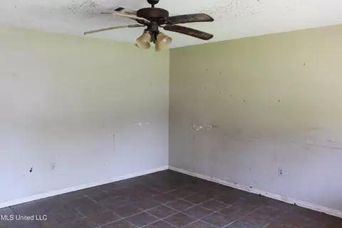 Living - 205 Shalimar Dr, Long Beach, MS 39560 photo 1 of 2