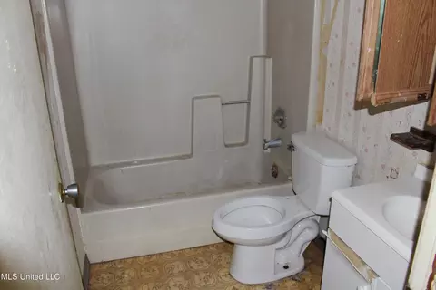 Bath - 205 Shalimar Dr, Long Beach, MS 39560 photo 2 of 2