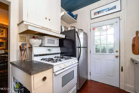 Kitchen - 120 Pinehaven Dr, Jackson, MS 39202 photo 2 of 3