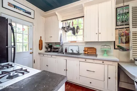 Kitchen - 120 Pinehaven Dr, Jackson, MS 39202 photo 1 of 3