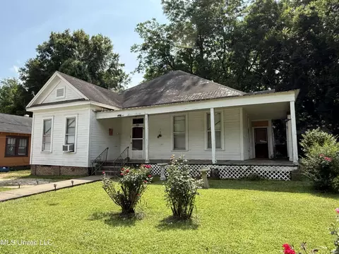 1057 Adams St, Grenada, MS 38901