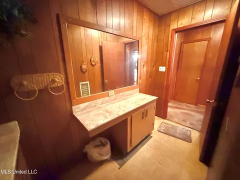 Bath - 3925 Garland Ave, Jackson, MS 39212 photo 3 of 3