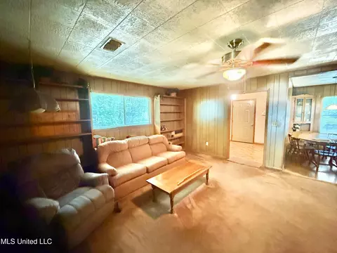 Living - 3925 Garland Ave, Jackson, MS 39212 photo 2 of 3