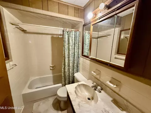 Bath - 3925 Garland Ave, Jackson, MS 39212 photo 1 of 3