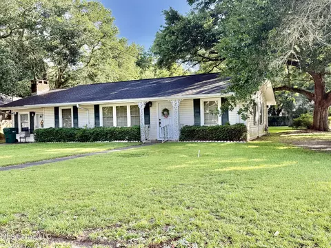 4425 Oak Ave, Moss Point, MS 39563