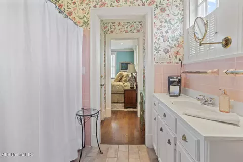 Bath - 1616 Poplar Blvd, Jackson, MS 39202 photo 2 of 3