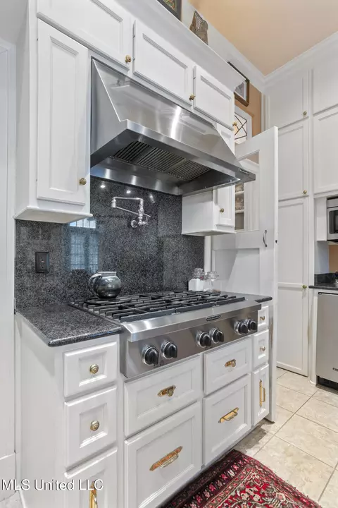 Kitchen - 1616 Poplar Blvd, Jackson, MS 39202 photo 4 of 5