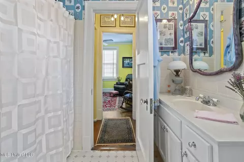 Bath - 1616 Poplar Blvd, Jackson, MS 39202 photo 3 of 3