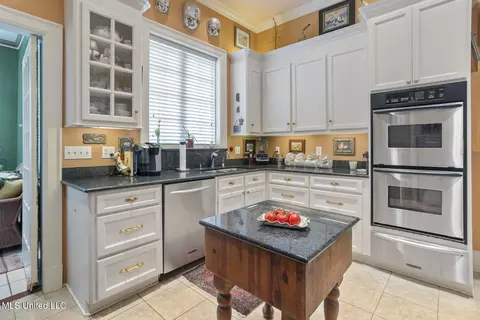 Kitchen - 1616 Poplar Blvd, Jackson, MS 39202 photo 2 of 5