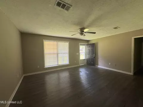 Living - 1010 Deryll St, Jackson, MS 39212 photo 2 of 2