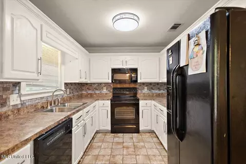 Kitchen - 100 Torrence Cv, Byram, MS 39272 photo 2 of 2