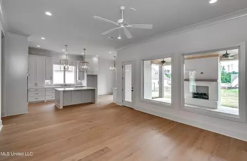Living - 425 Whittington Cir, Madison, MS 39110 photo 2 of 2