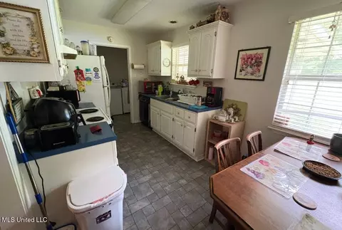 Kitchen - 19 Timber Ridge Rd, Wiggins, MS 39577 photo 1 of 2