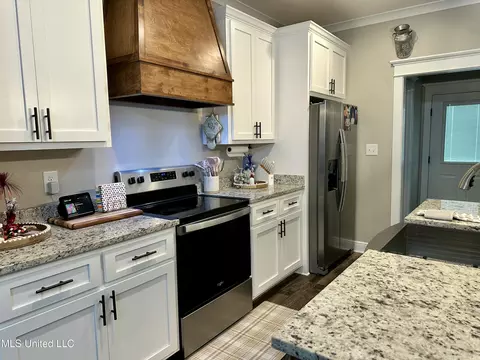 Kitchen - 129 Sandra Parker Dr, Lucedale, MS 39452 photo 3 of 4
