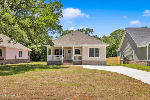 1415 Mantou St, Pascagoula, MS 39567
