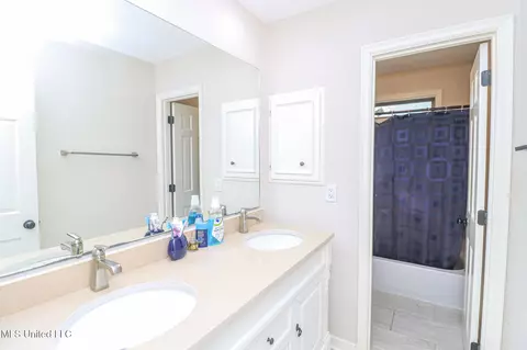 Bath - 136 Westlake Dr, Brandon, MS 39047 photo 6 of 8