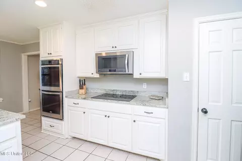 Kitchen - 136 Westlake Dr, Brandon, MS 39047 photo 5 of 5