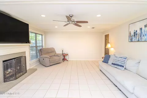 Living - 136 Westlake Dr, Brandon, MS 39047 photo 7 of 8