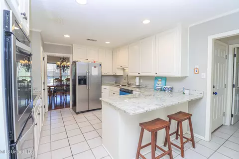 Kitchen - 136 Westlake Dr, Brandon, MS 39047 photo 2 of 5