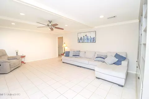 Living - 136 Westlake Dr, Brandon, MS 39047 photo 5 of 8