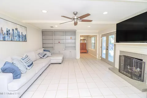Living - 136 Westlake Dr, Brandon, MS 39047 photo 4 of 8