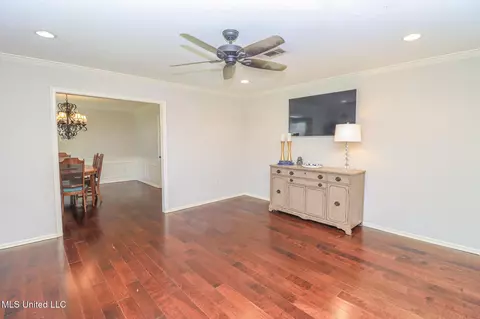 Living - 136 Westlake Dr, Brandon, MS 39047 photo 2 of 8