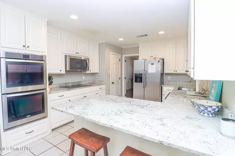 Kitchen - 136 Westlake Dr, Brandon, MS 39047 photo 3 of 5