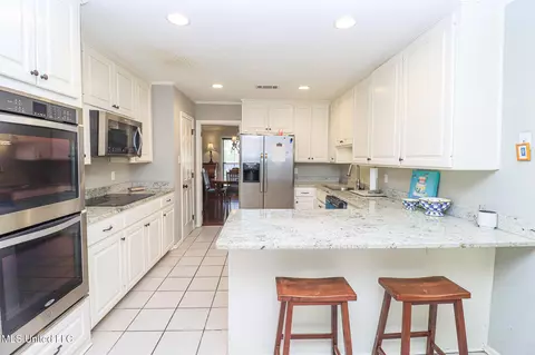 Kitchen - 136 Westlake Dr, Brandon, MS 39047 photo 1 of 5