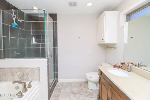 Bath - 136 Westlake Dr, Brandon, MS 39047 photo 3 of 8