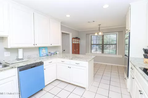 Kitchen - 136 Westlake Dr, Brandon, MS 39047 photo 4 of 5