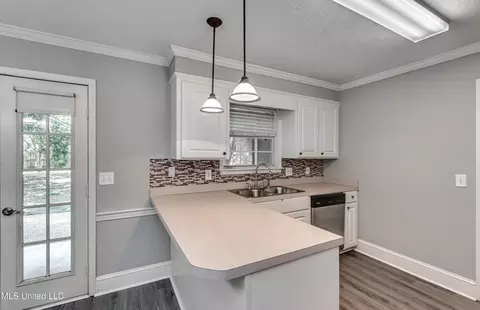 Kitchen - 154 Chestnut Dr, Brandon, MS 39047 photo 2 of 7