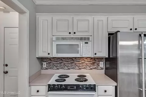 Kitchen - 154 Chestnut Dr, Brandon, MS 39047 photo 6 of 7