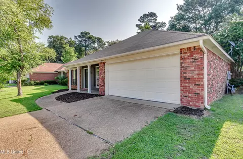 Exterior - 154 Chestnut Dr, Brandon, MS 39047 photo 2 of 13