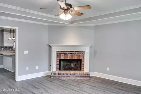 Living - 154 Chestnut Dr, Brandon, MS 39047 photo 2 of 6