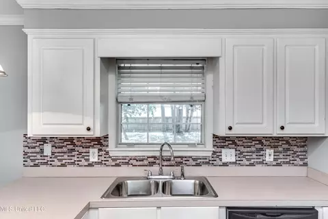 Kitchen - 154 Chestnut Dr, Brandon, MS 39047 photo 4 of 7
